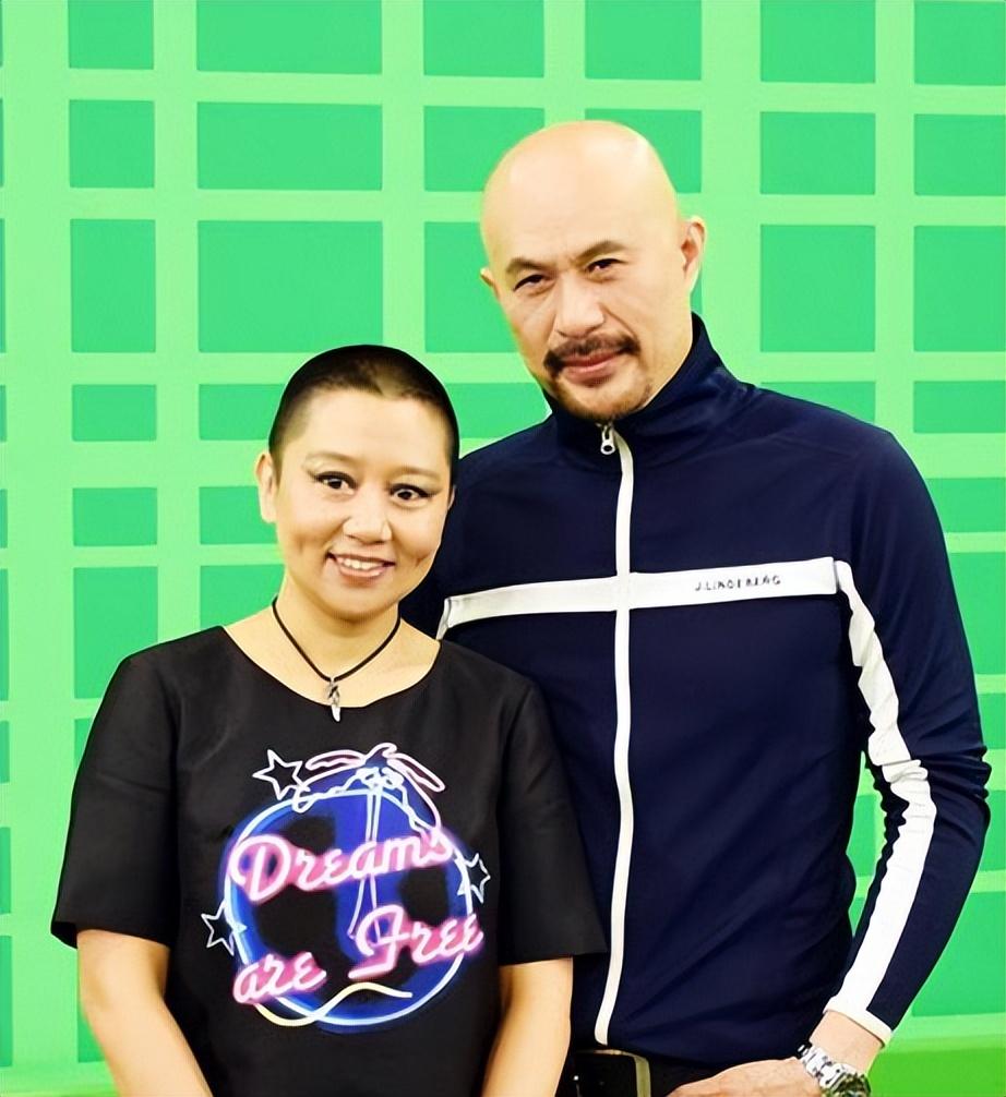 回顾老戏骨徐锦江戏里猥琐生活中痴情好男人他对妻儿有亏欠