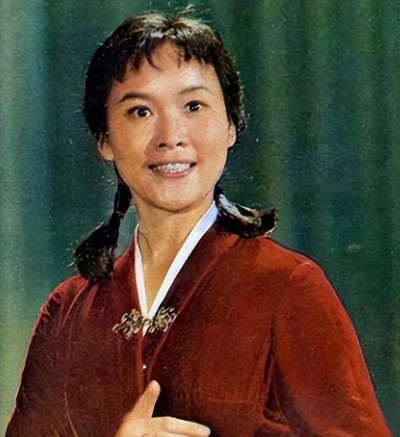 回顾李谷一错过女儿成长送别风雨相伴的丈夫风光背后有泪水