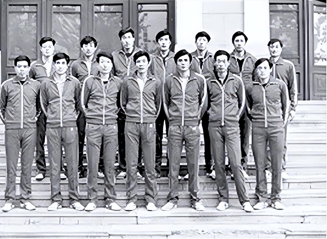 除了拥有优越的身高优势,他的身体协调性也不错,在赛场上十分灵活.