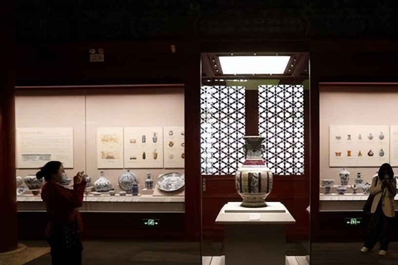 从视觉上来看,故宫博物院北院区以其南向临水,北向依山的布局,充分