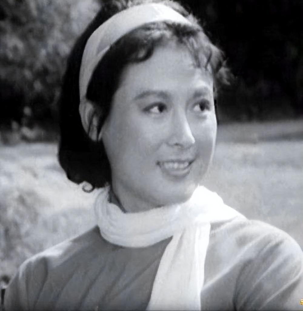 回顾著名演员向梅息影前后生活差距大儿子用孝心托起母亲的梦