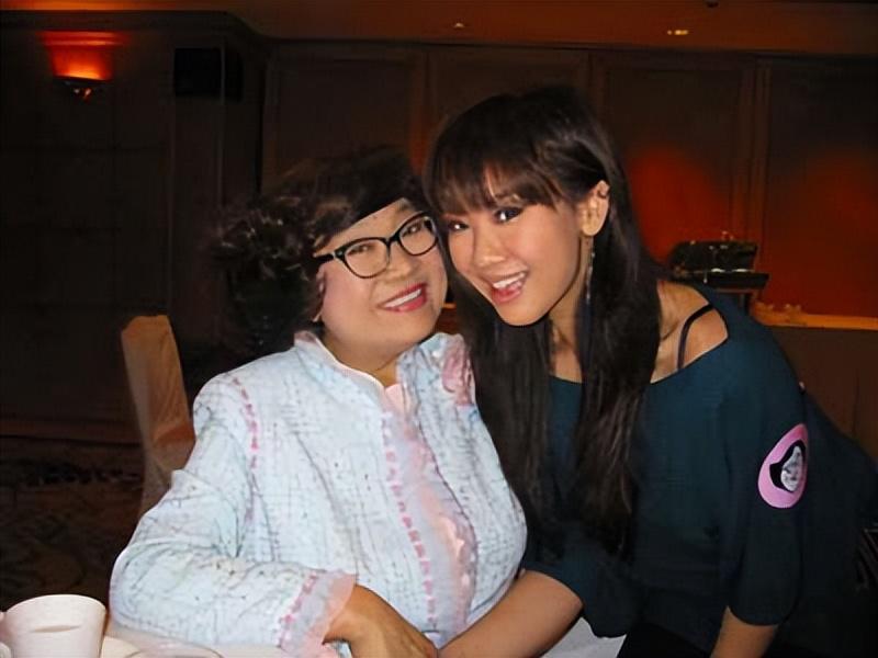 回顾沈殿霞之女郑欣宜我早逝的母亲我再婚的父亲读懂泪满流