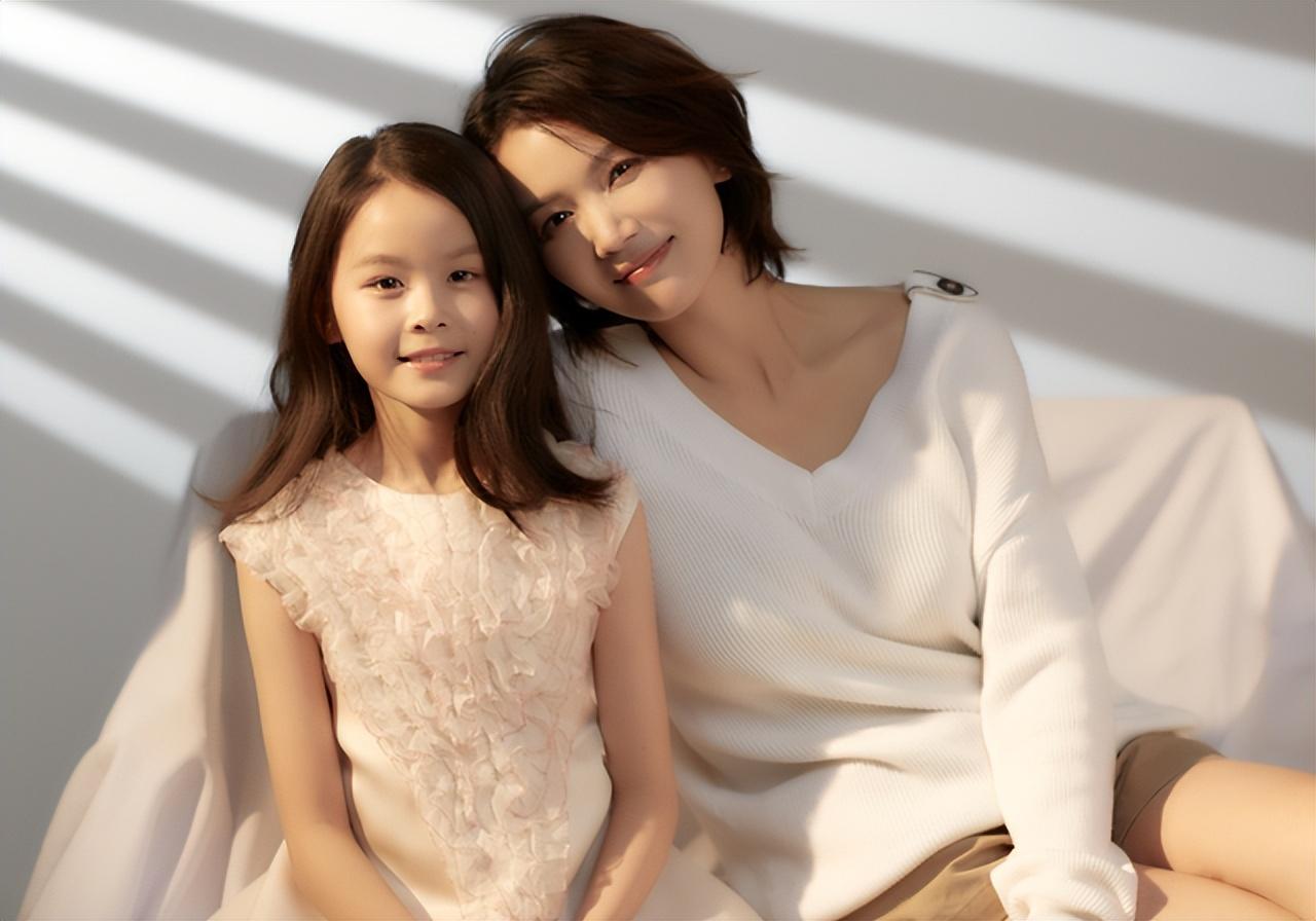 回顾曹曦文离婚后成单亲妈妈独自带女儿为孩子牺牲事业不后悔