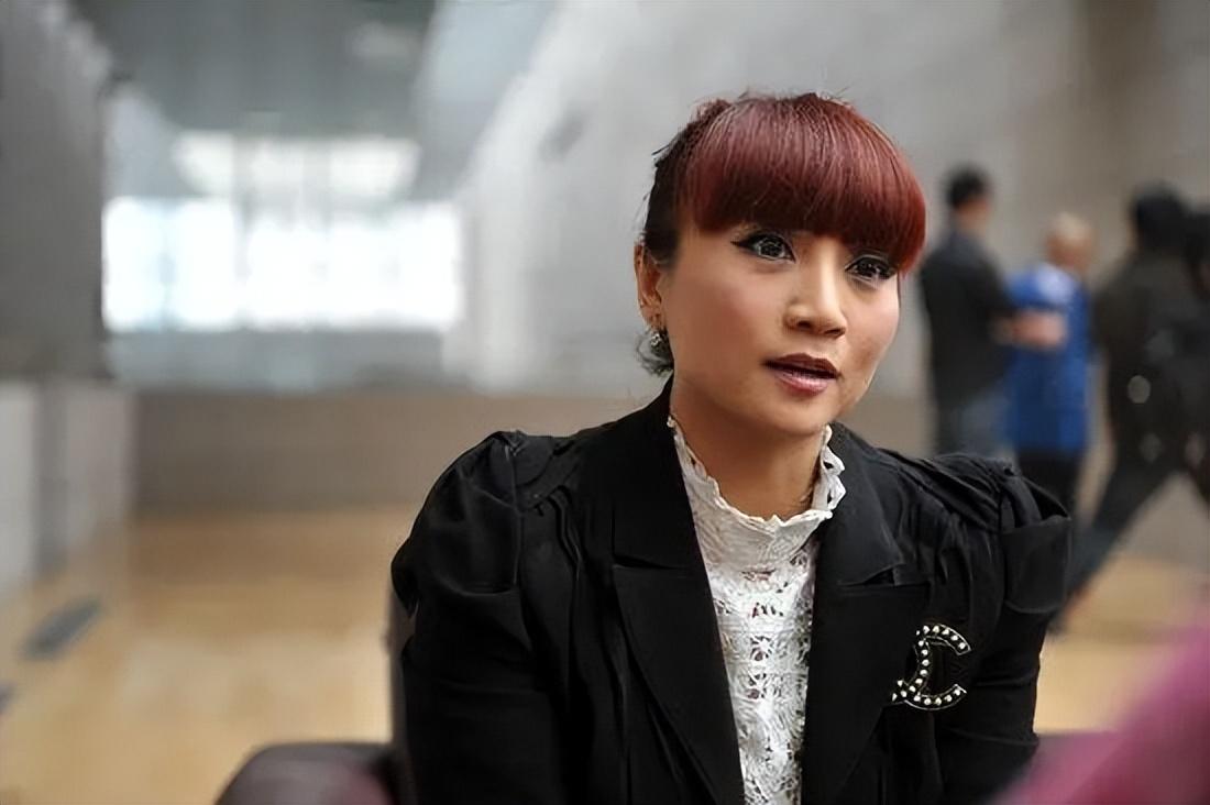 回顾著名歌手朱桦曾婉拒费翔求爱陪妈妈抗击阿尔茨海默病