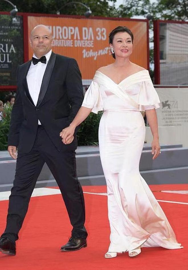 80米身高,加上长相有些憨厚,给人的第一印象还算是不错的,而且柯里泽