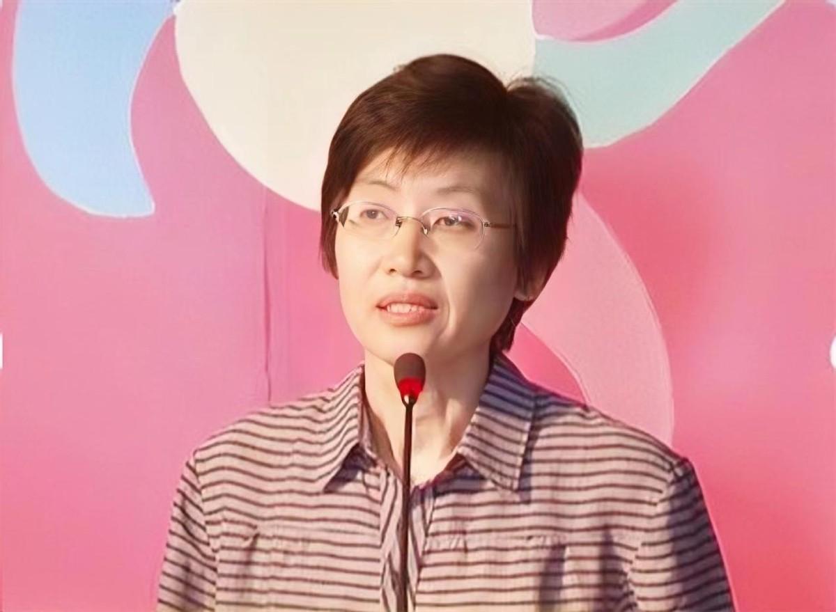 回顾一级演员冯恩鹤为爱息影12年捧出妻子与儿子两个博士