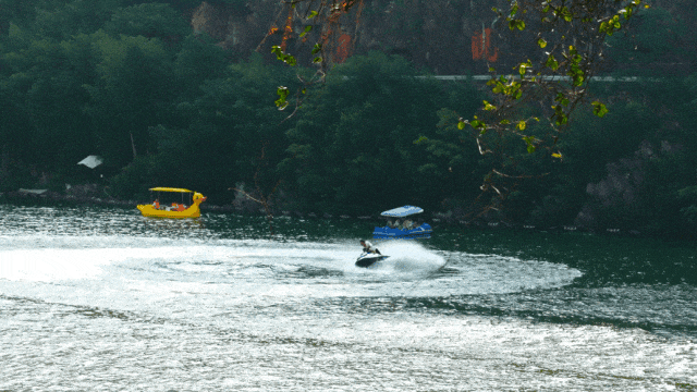 除了游船和竹筏船环岛,还可以体验快艇的刺激,解锁不一样的夏日清凉