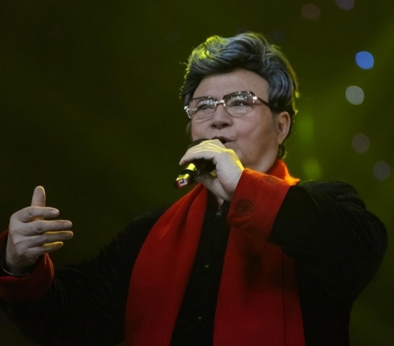 90岁失去妻子,胡松华的心里有着眼泪也不能诉说的痛苦与伤悲.