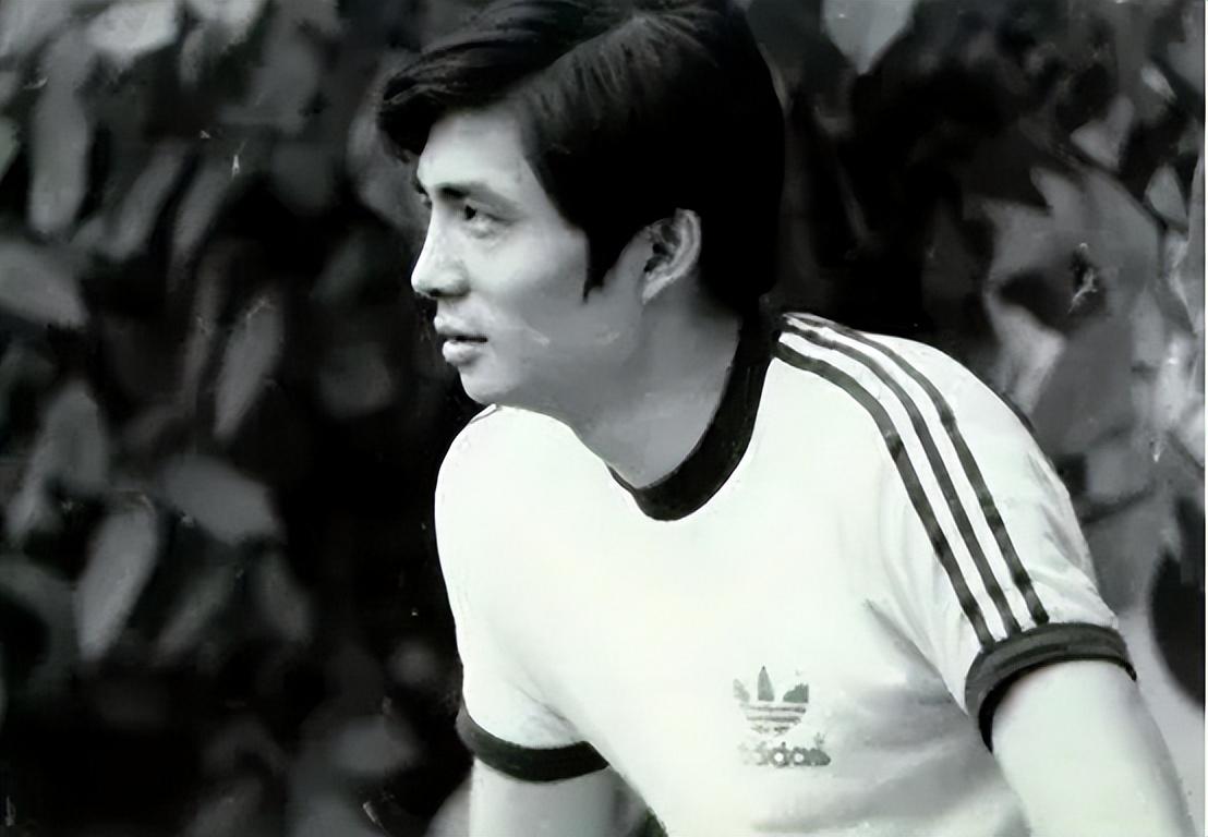 除了拥有优越的身高优势,他的身体协调性也不错,在赛场上十分灵活.