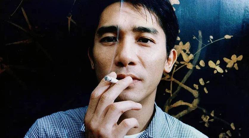 梁朝伟原生家庭条件并不是很好,他早早地辍学什么脏活累活都干过,直到