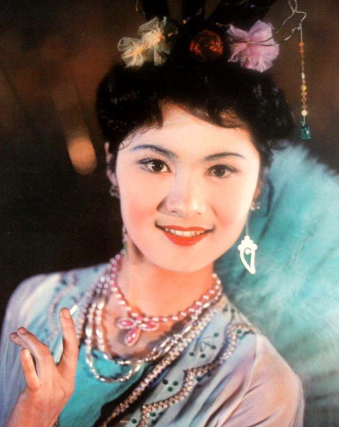 回顾韩月乔从名导垂爱的微笑女神到知名画家她的励志人生