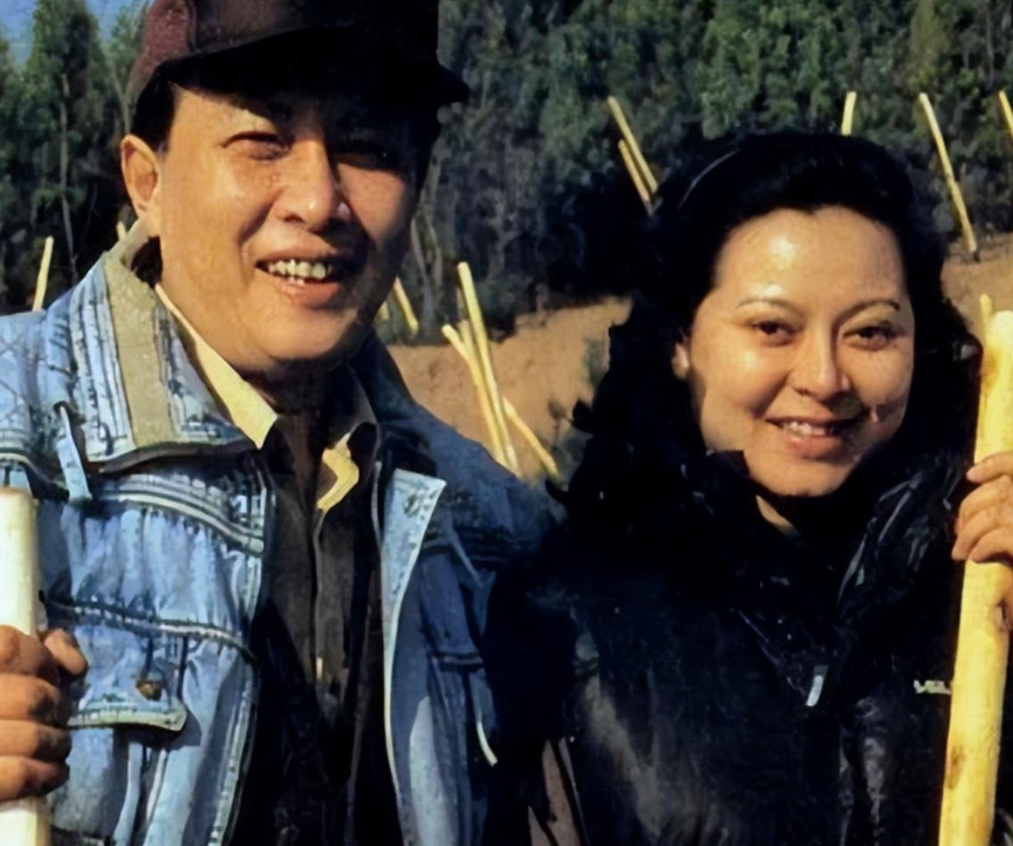 回顾壮丽嫁大12岁唐国强婚后连生两子如今一家五口幸福美满