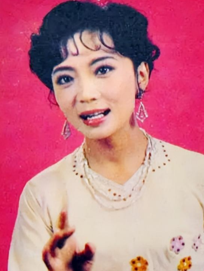 回顾李默暗恋周润发怀孕遭家暴离婚买房被闺蜜骗走上千万