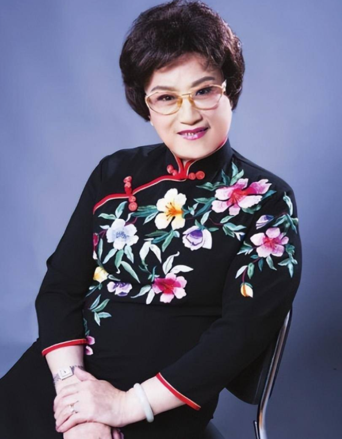 回顾越剧演员单仰萍浙江桐庐的越剧名家丈夫被判刑后她现状如何