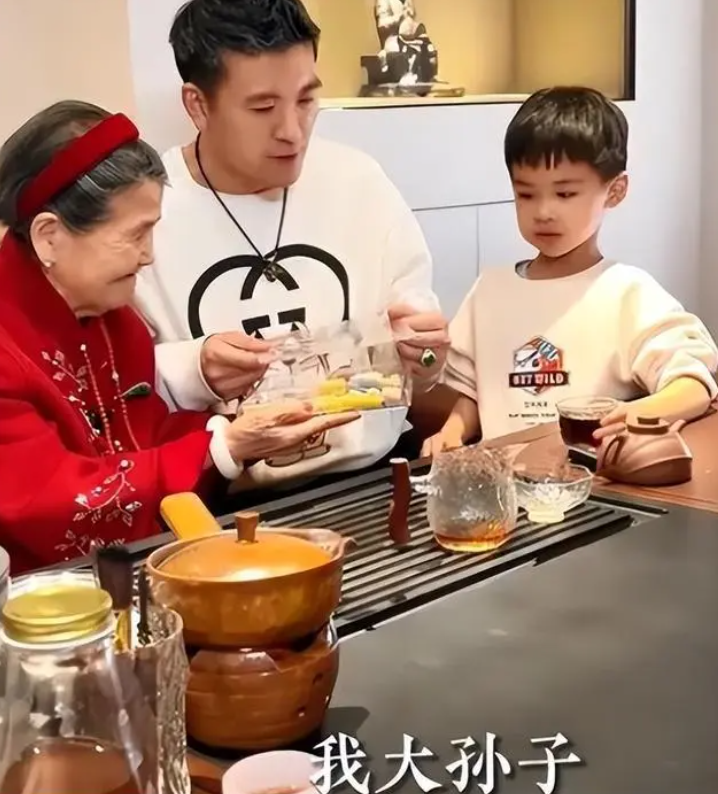 在网友们印象中,相对于安迪这个被奶奶带大的大儿子,黄圣依夫妇似乎更