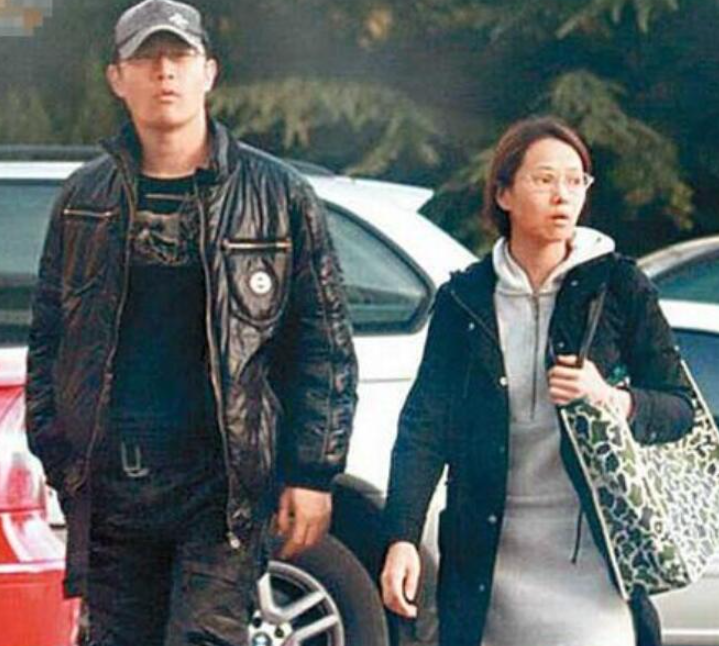 回顾嫁给小10岁的丈夫的伊能静如今得以涅盘重生