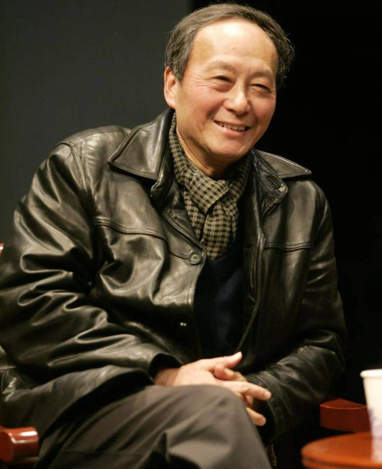 回顾配音大师童自荣从未计较李连杰冷漠至今依旧住30平米房子