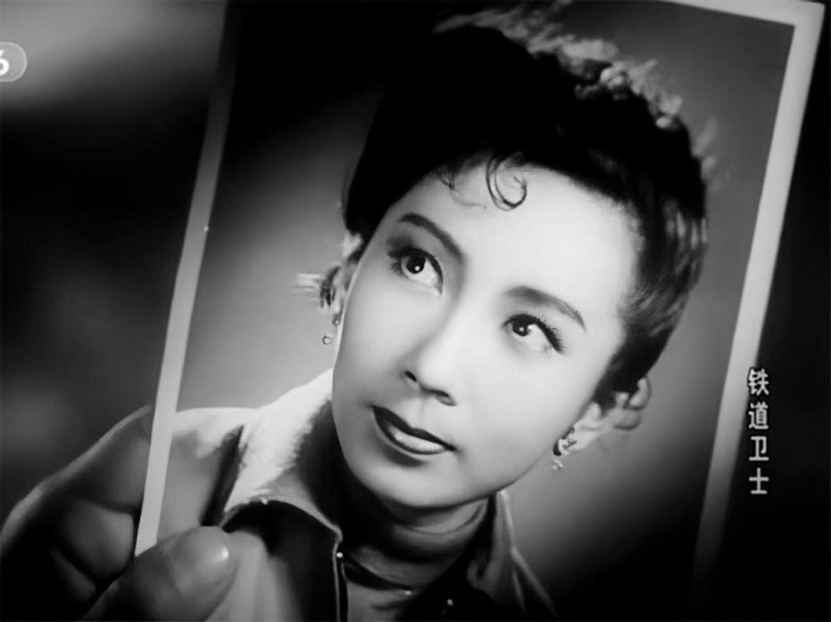 回顾女特务王曼丽嫁二班长张辉恩爱几十年晚年生活幸福