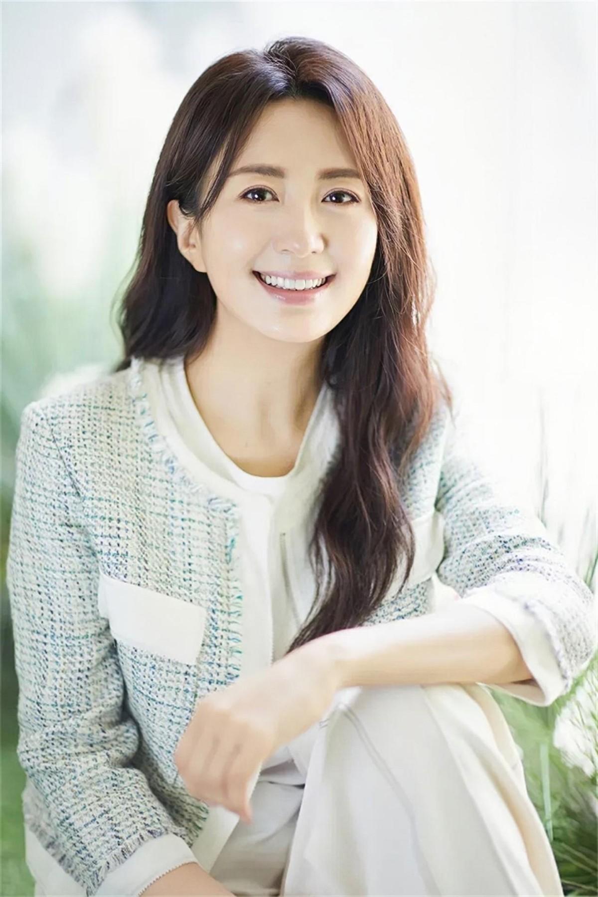 回顾演员杨童舒低调嫁圈外老公恩爱13年生一子被婆家宠成宝