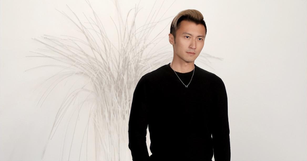 回顾王菲谢霆锋日本回国王菲跟男友撒娇脖子上大疙瘩引争议