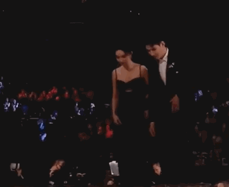 澳门这夜站于和伟旁边的杨紫让所有人见识了她的名气