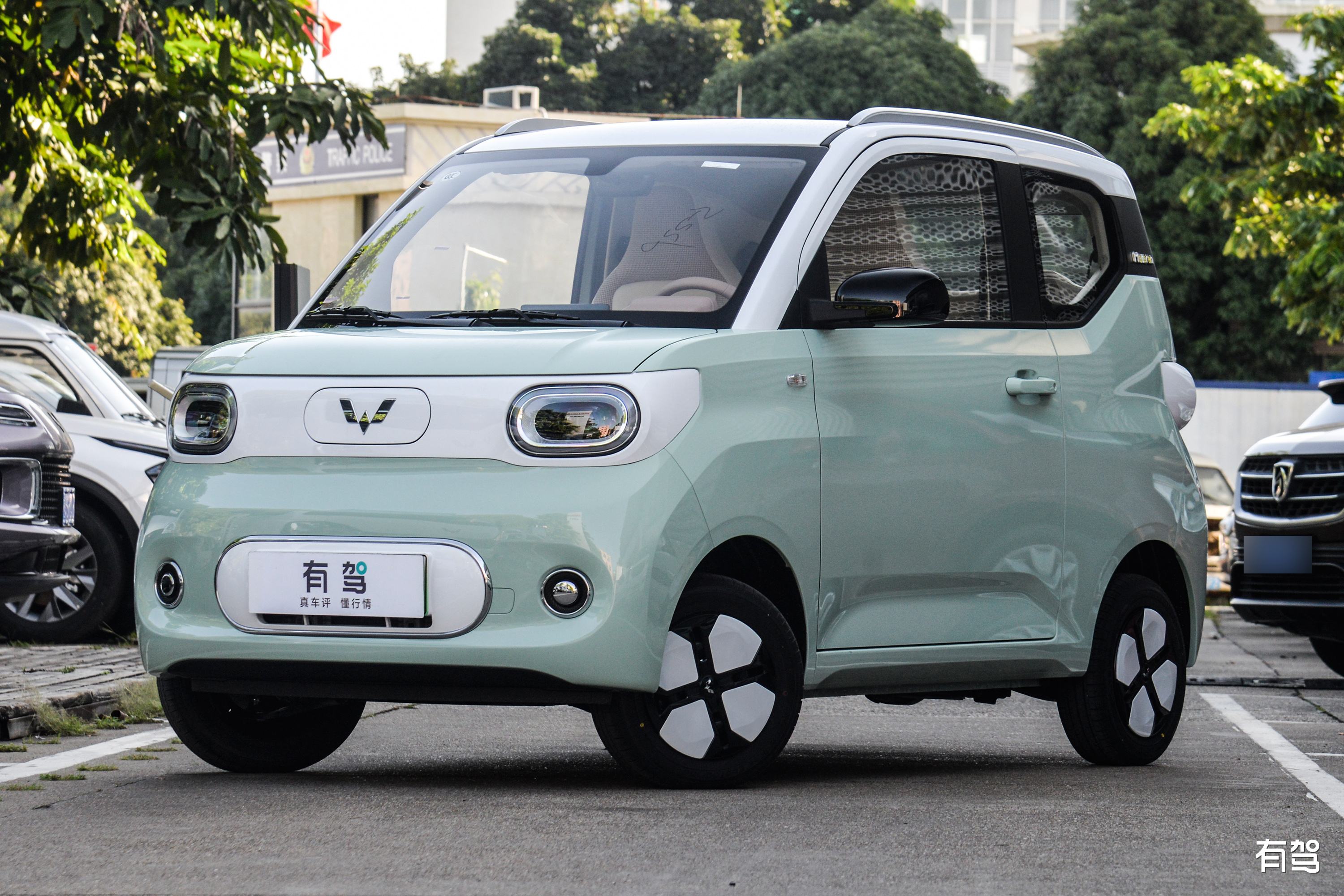 越来越多的消费者开始关注电动汽车