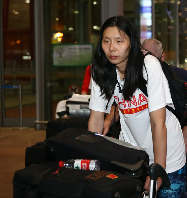 陈楠的丈夫巩宾不仅与自己有着同样的职业,还是一位公务员,身高更高达