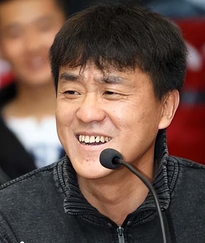 回顾何冰发妻是他爱了26年的同桌结婚几十年没绯闻