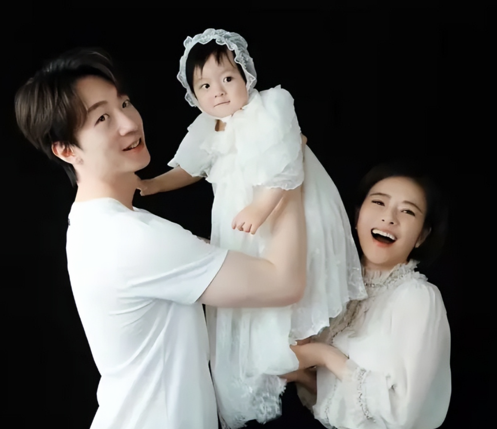 回顾主持人陈辰嫁给歌手余笛41岁为夫生子结婚11年过得怎么样