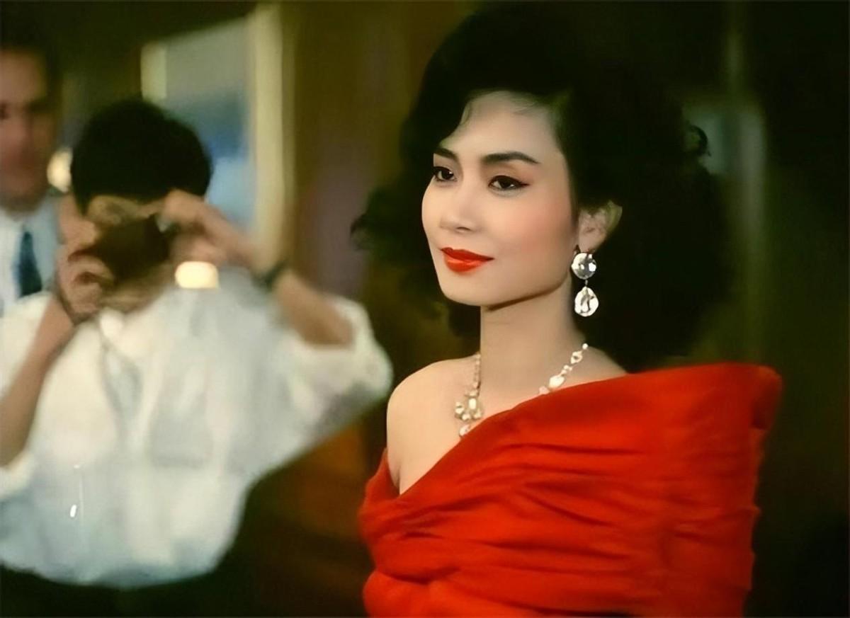 回顾邝美云19岁当选港姐38岁拥有百亿身家三拒豪门60岁仍未婚