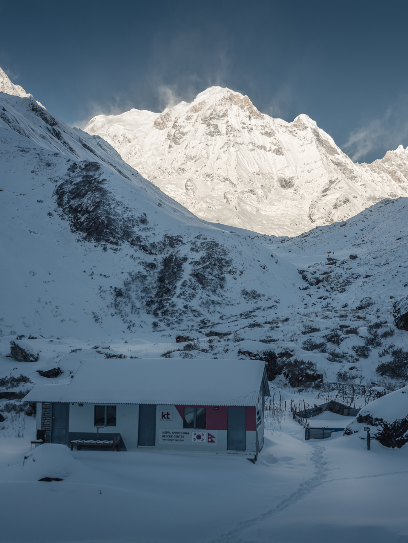 mbc旅社窗户向外即可看到日出景色.