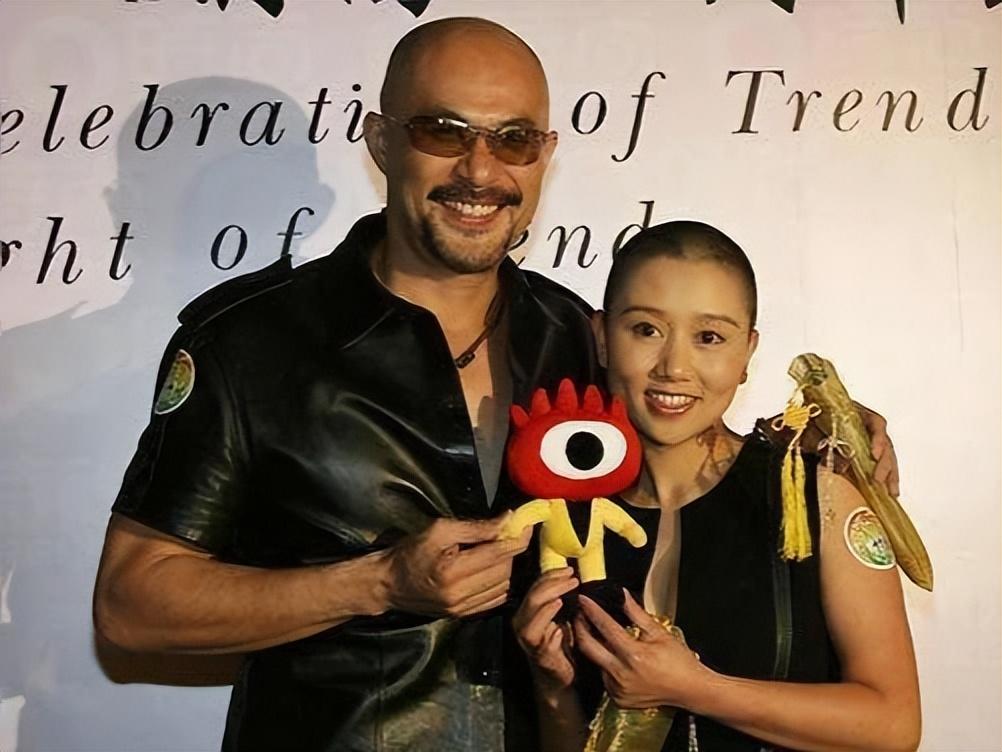 回顾老戏骨徐锦江戏里猥琐生活中痴情好男人他对妻儿有亏欠