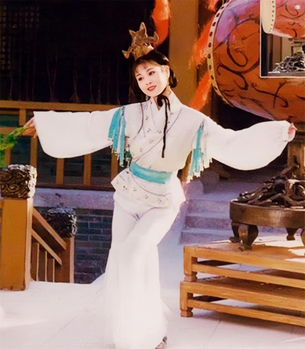 回顾赵明明月子期间办离婚23年坚持不嫁陪伴女儿52岁依旧单身