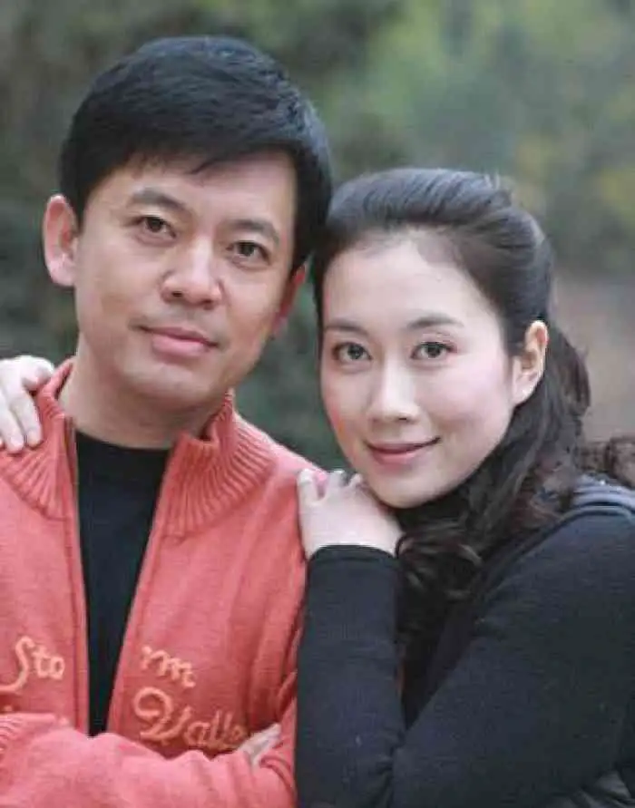 回顾演员何政军我这辈子最正确的决定就是娶了一个平凡的妻子