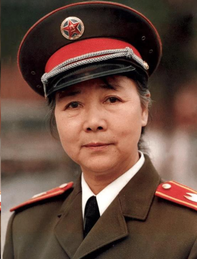 回顾艺术家田华与平凡丈夫72年婚姻背后有泪晚年带着遗憾生活