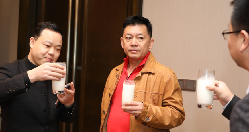 回顾演员何政军我这辈子最正确的决定就是娶了一个平凡的妻子