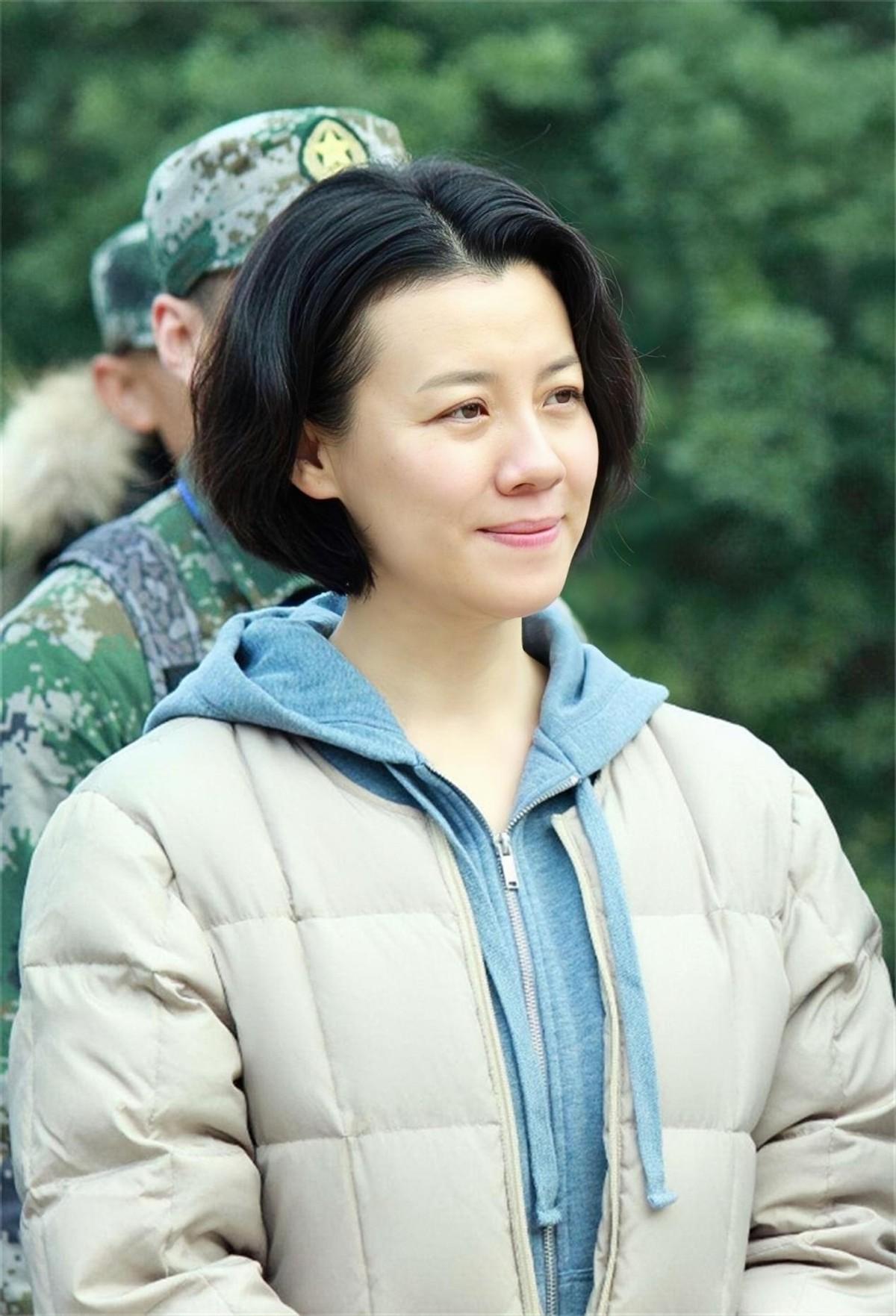 也在梅婷和家人的撺掇下开始相亲.