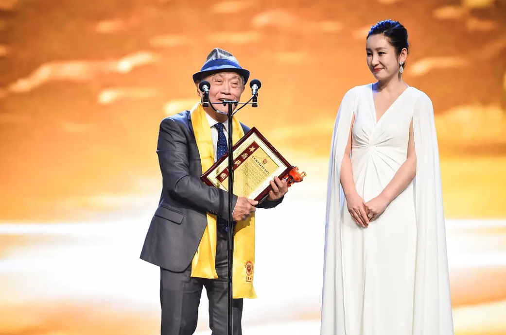 回顾牛犇的传奇人生6岁父母双亡11岁开始演戏85岁获终身成就奖