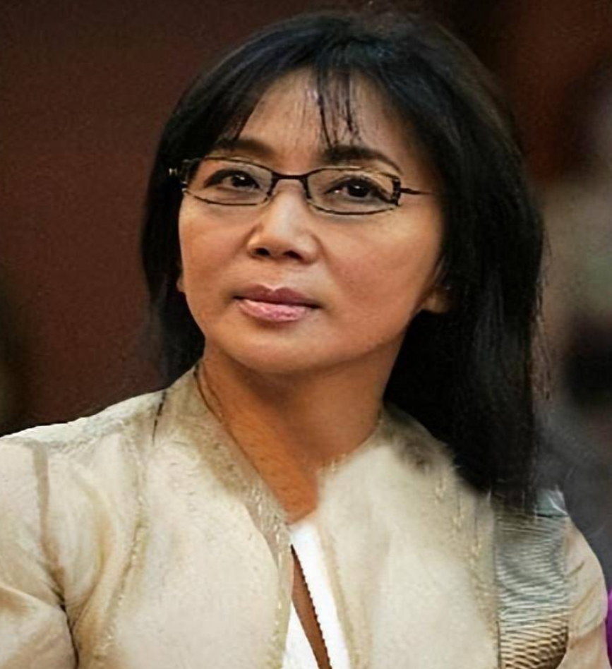 回顾李默暗恋周润发怀孕遭家暴离婚买房被闺蜜骗走上千万