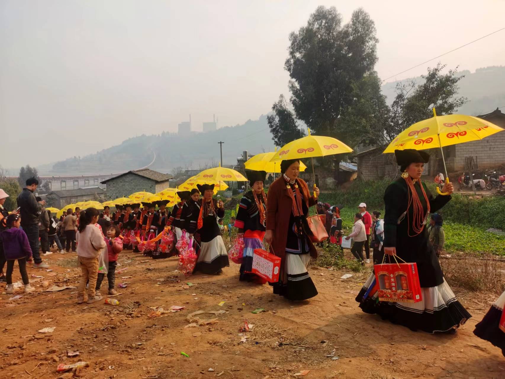 传统彝族女性情感非常克制,参加葬礼都不能大声哭,而是以低声吟唱的