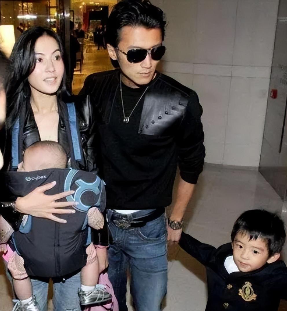 回顾王菲谢霆锋日本回国王菲跟男友撒娇脖子上大疙瘩引争议