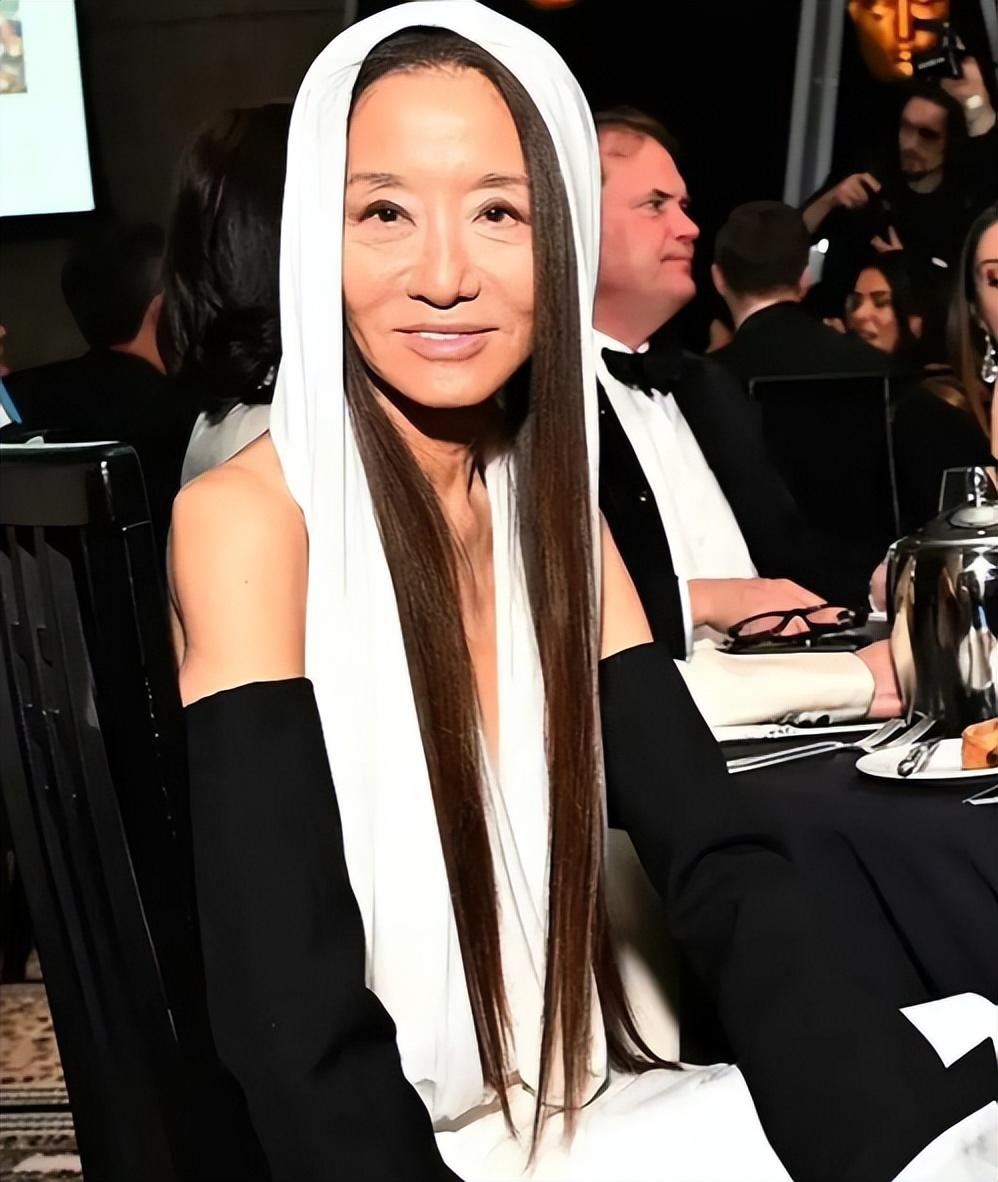 回顾74岁王薇薇白兜帽现身伦敦眼神犀利面容衰老身材依旧