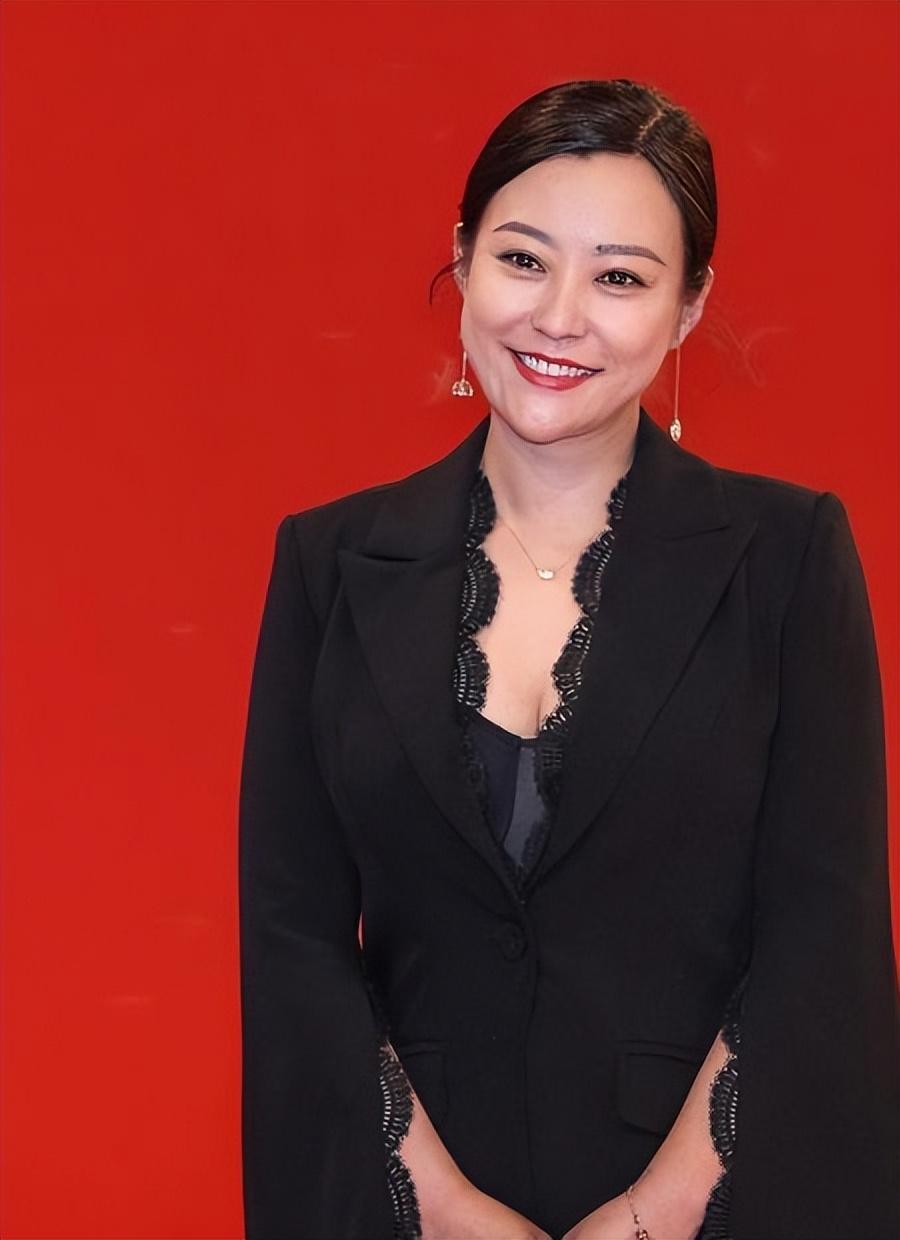 回顾郝蕾两婚两离独自带双胞胎儿子生活43岁才跟父亲和解