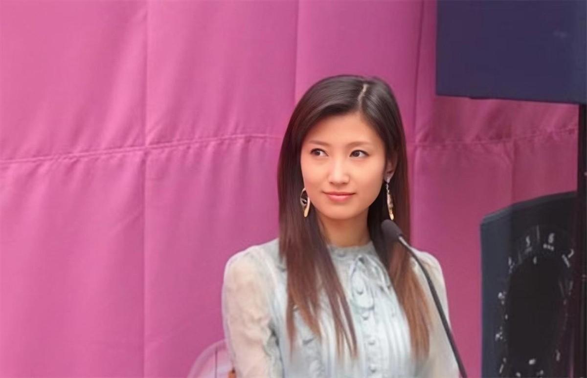回顾主持人春妮坚持丁克二婚嫁给刚强如今一家三口幸福甜蜜