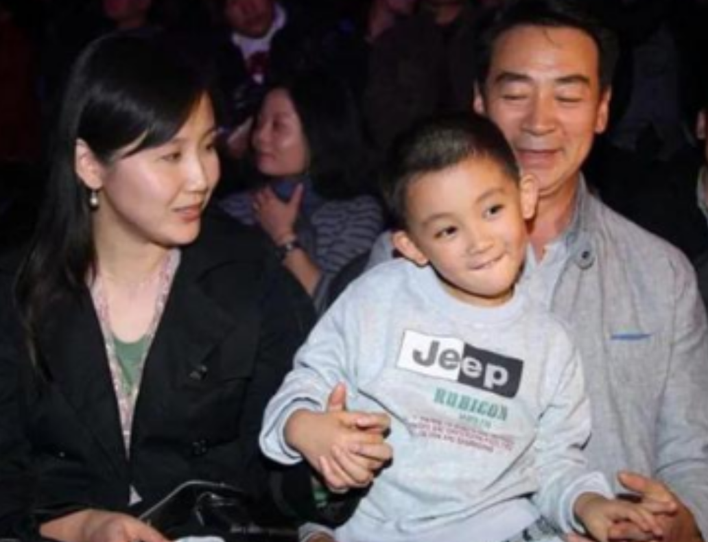 回顾演员李婷嫁给大21岁的寇振海为他生儿子和继女成闺蜜