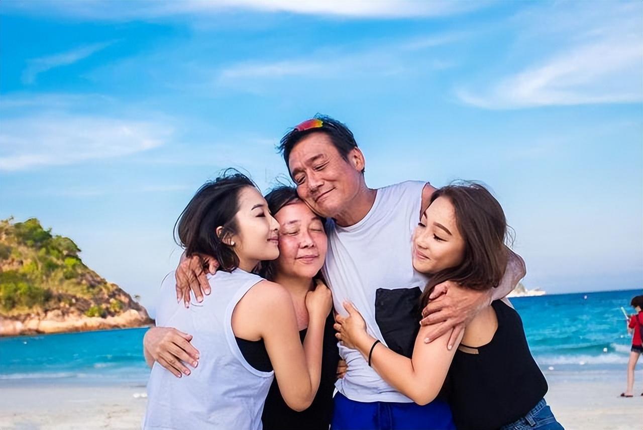 回顾演员梁家辉我这辈子最正确的决定就是娶了一个平凡的妻子