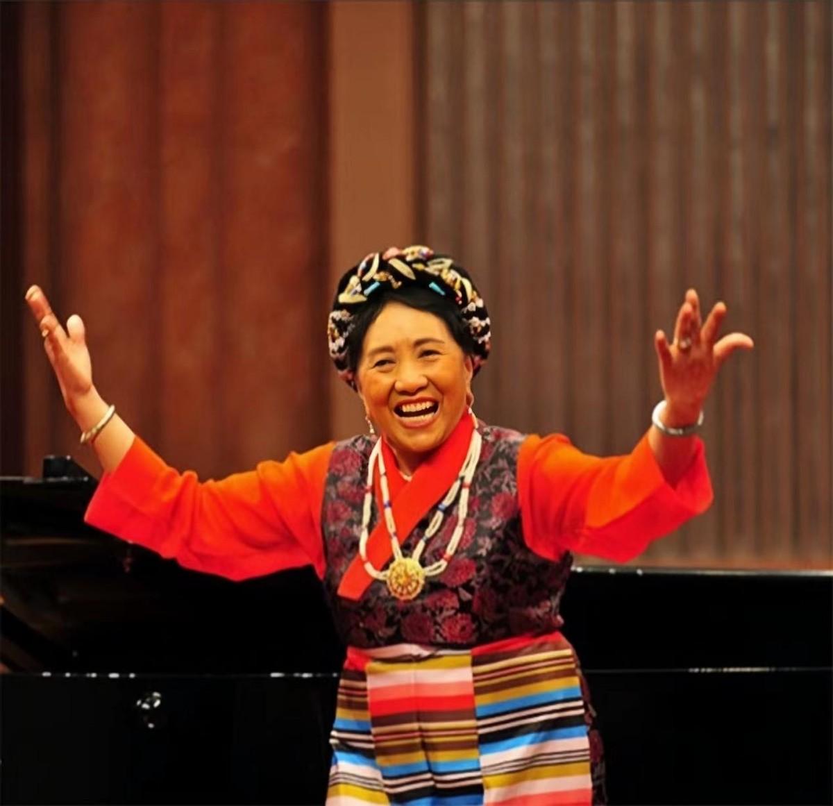 回顾歌唱家才旦卓玛含泪送别女儿余生只想做个贤妻良母