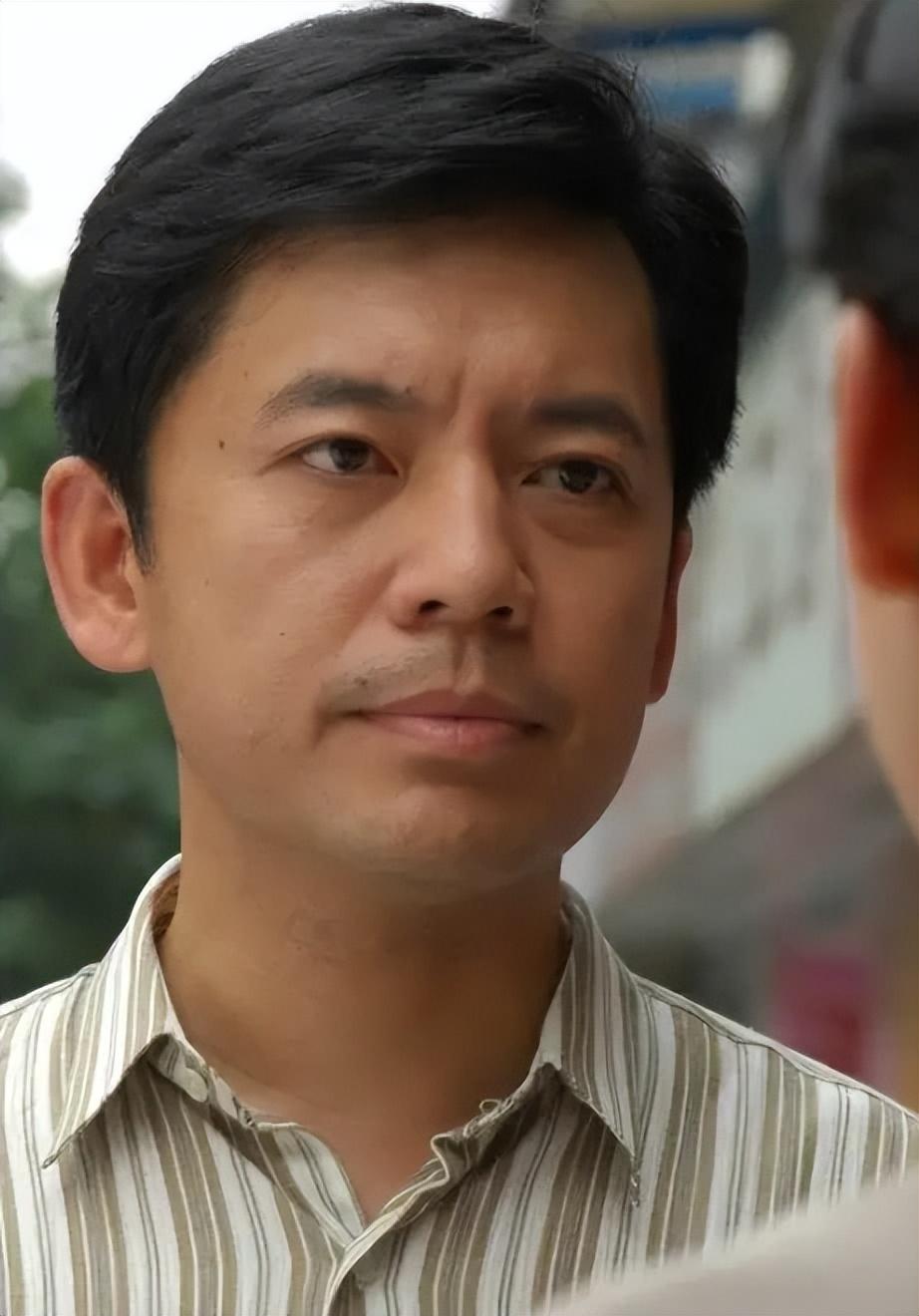 回顾演员何政军我这辈子最正确的决定就是娶了一个平凡的妻子