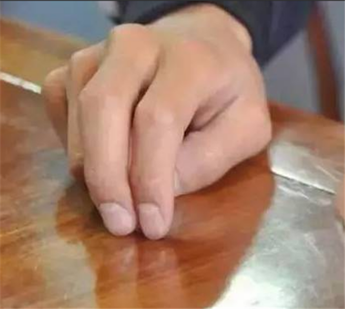 回顾给别人倒酒时对方敲桌子是什么意思