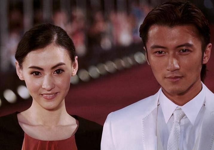 回顾王菲谢霆锋日本回国王菲跟男友撒娇脖子上大疙瘩引争议